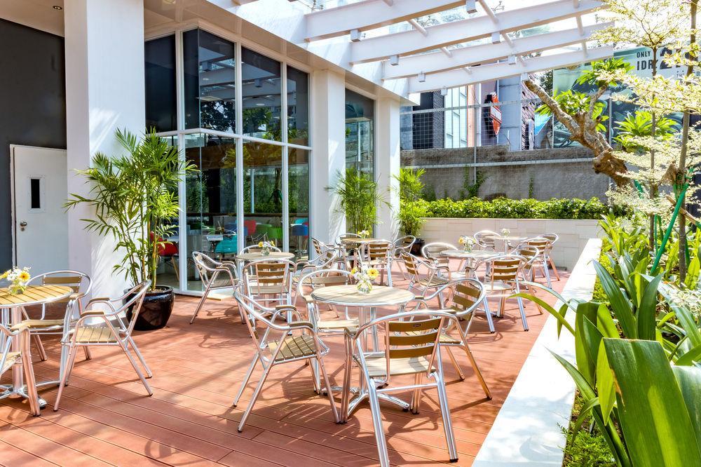 Deka Hotel Surabaya Hr Muhammad Esterno foto