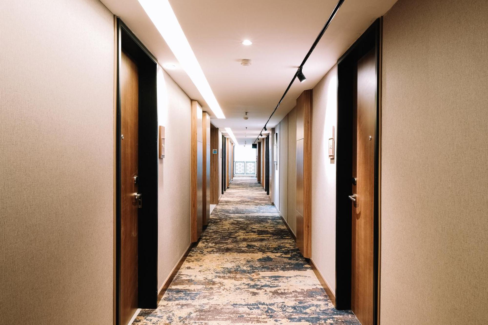 Deka Hotel Surabaya Hr Muhammad Esterno foto