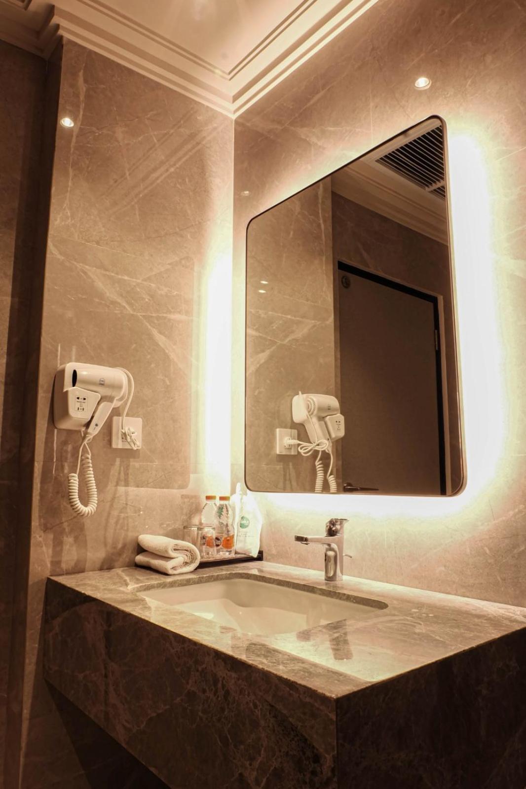 Deka Hotel Surabaya Hr Muhammad Camera foto