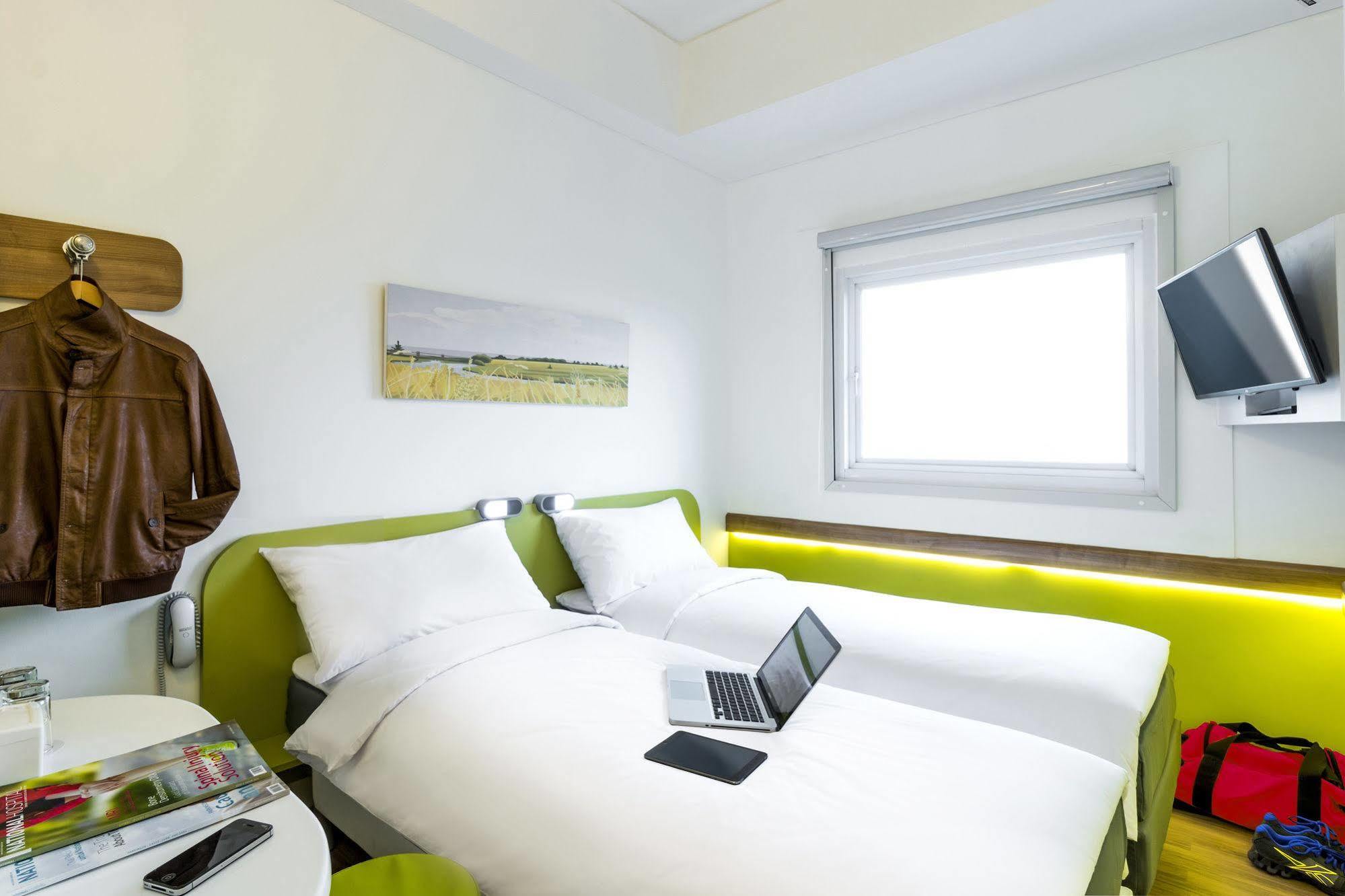Deka Hotel Surabaya Hr Muhammad Esterno foto