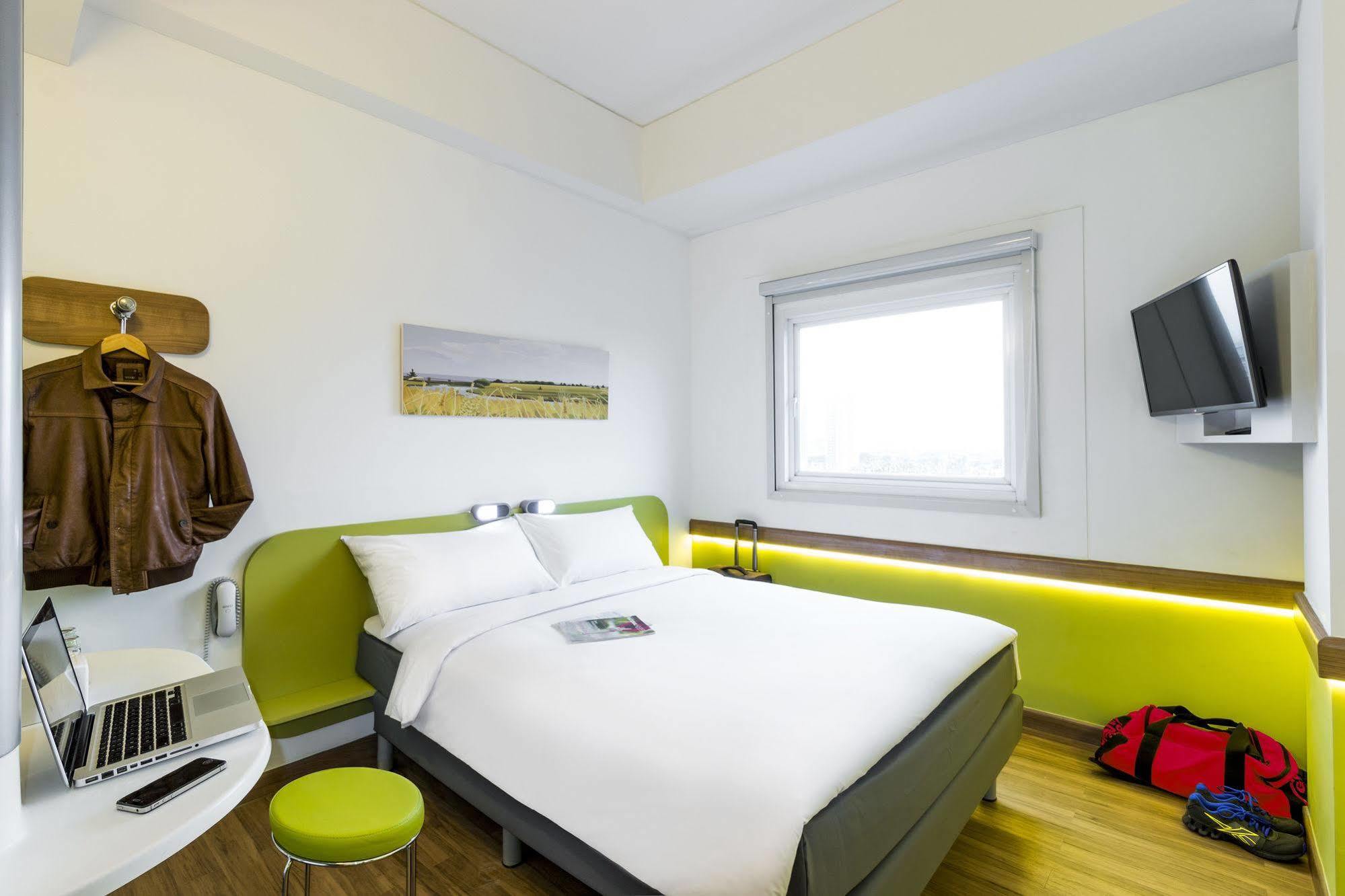 Deka Hotel Surabaya Hr Muhammad Esterno foto